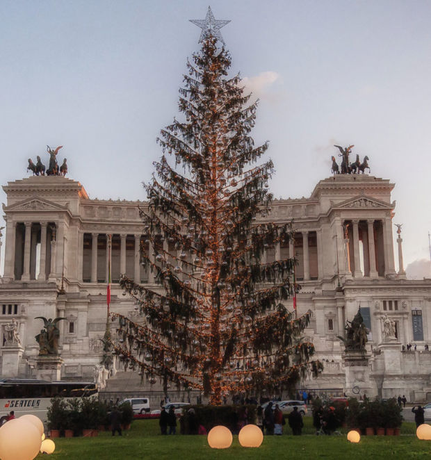 Roma Albero Di Natale.Albero Di Natale Roma 2018 Spelacchio Insegna L Unicita Inside Marketing